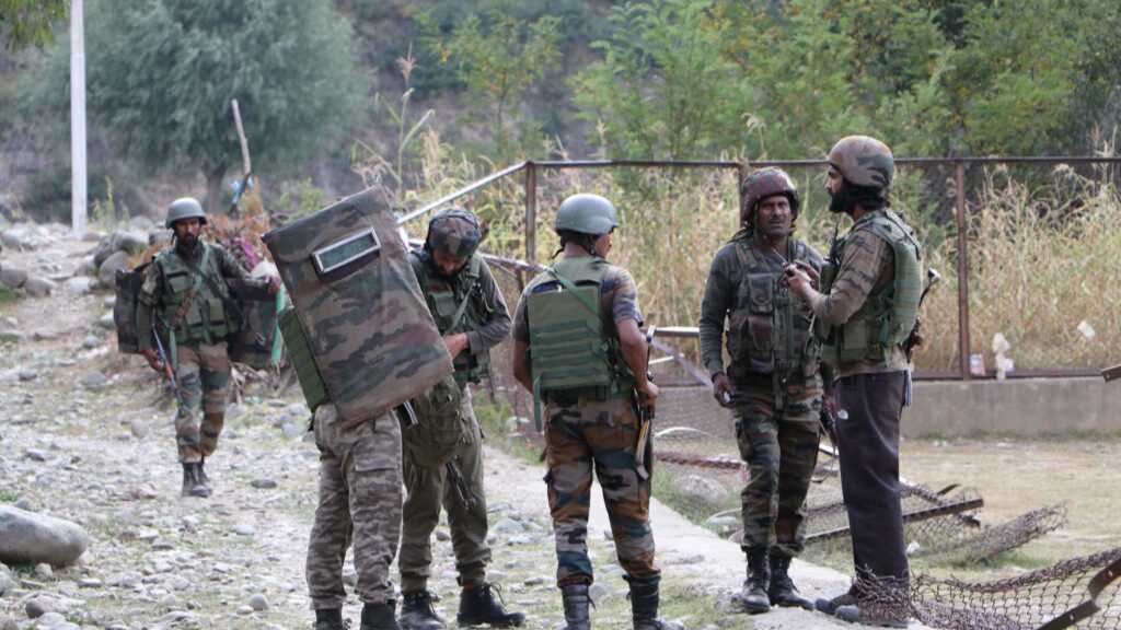 kishtwar encounter mein teen sandigdh aatankwadi dher joint operation hathiyar baramad