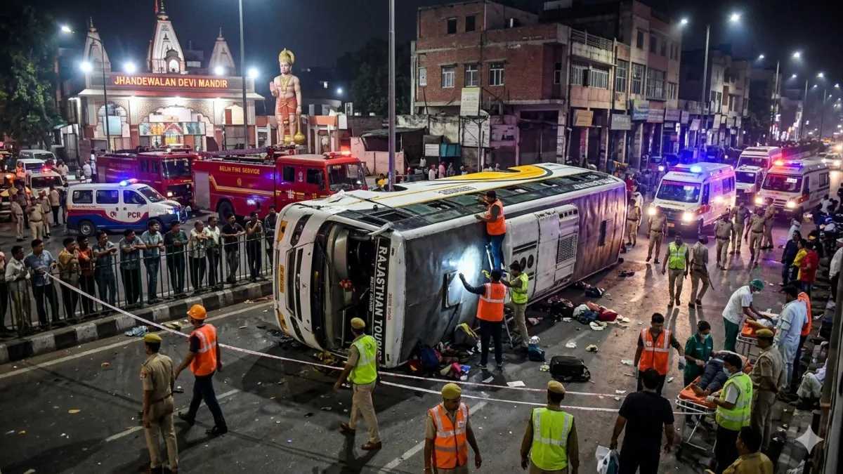 delhi karol bagh bus accident 2 dead many injured jhandewalan