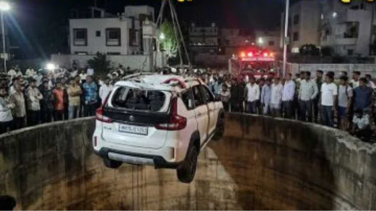 nashik car falls into well 9 family members killed